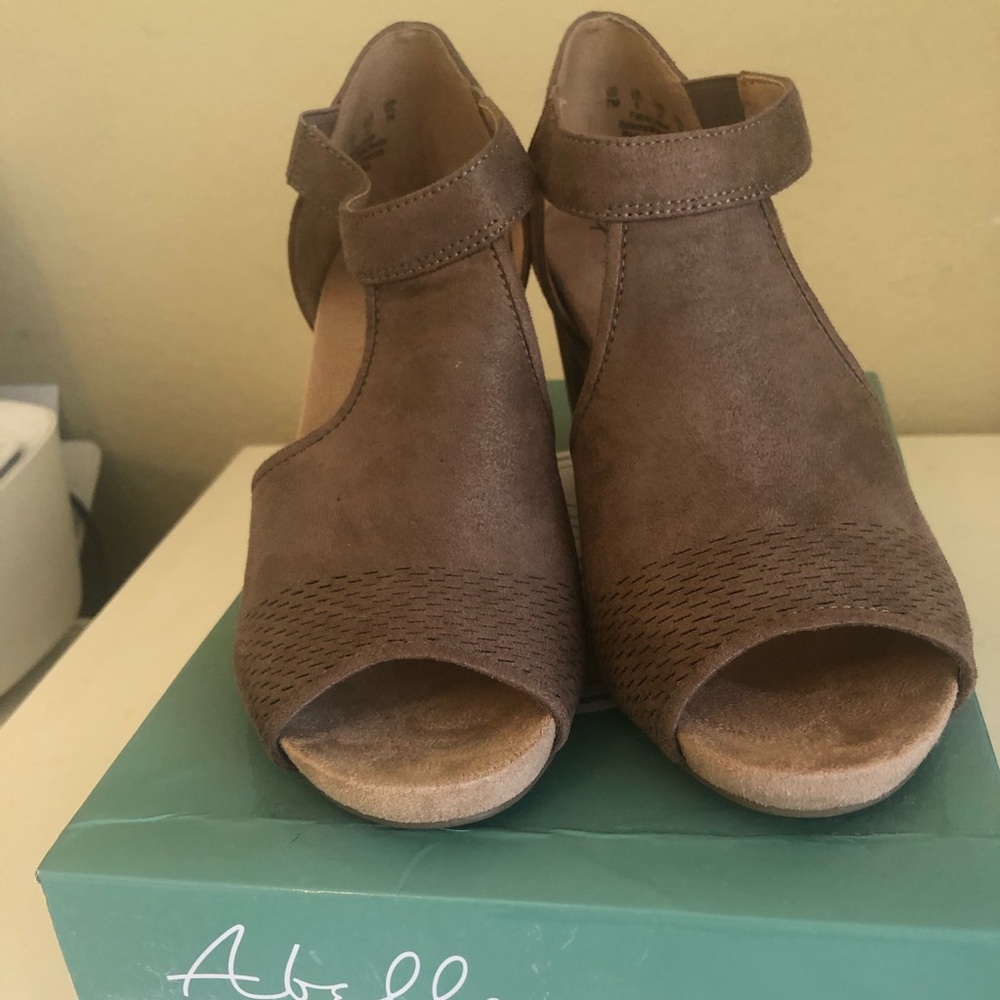 Abella taupe brand new wedges